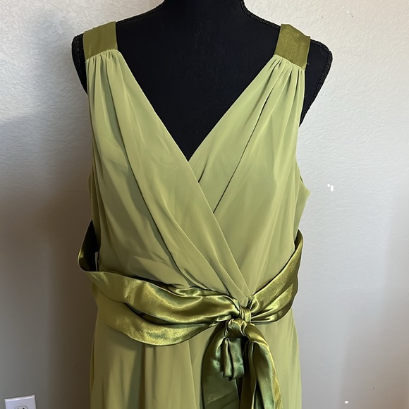 Evan Picone | Light Green Sleeveless V-Neck Chiffon Cocktail Dress (Size 16W) - Picture 5 of 7